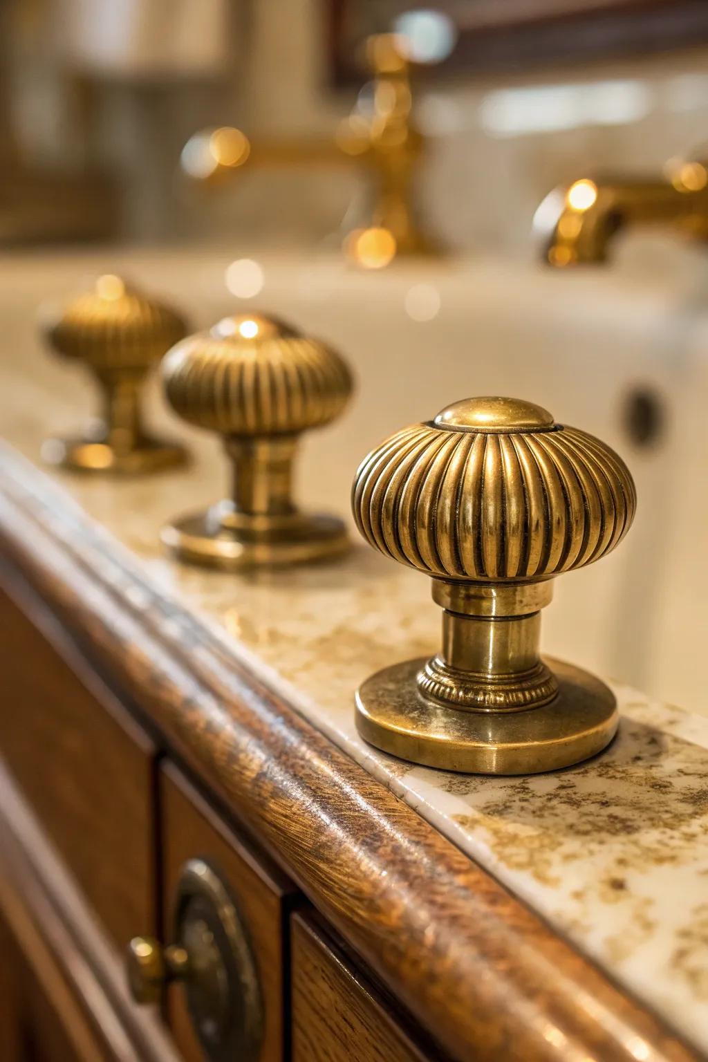 Ribbed brass knobs evoke a sense of classic sophistication.