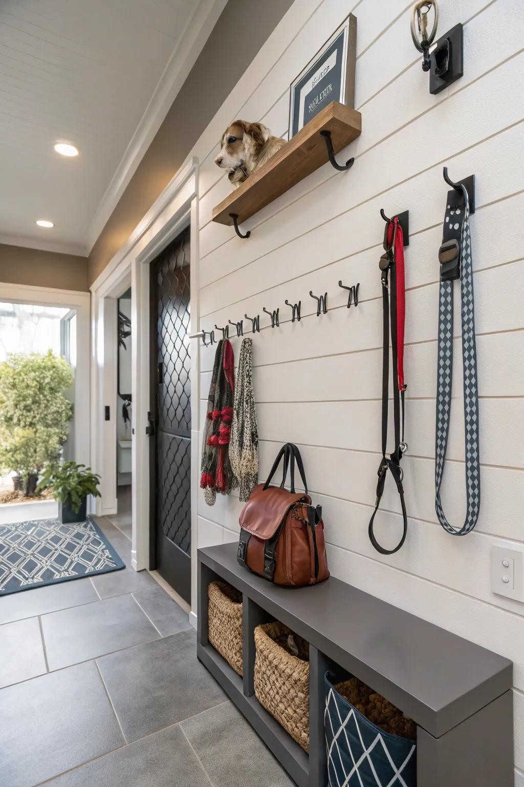 Effortless leash organization with an element of style.