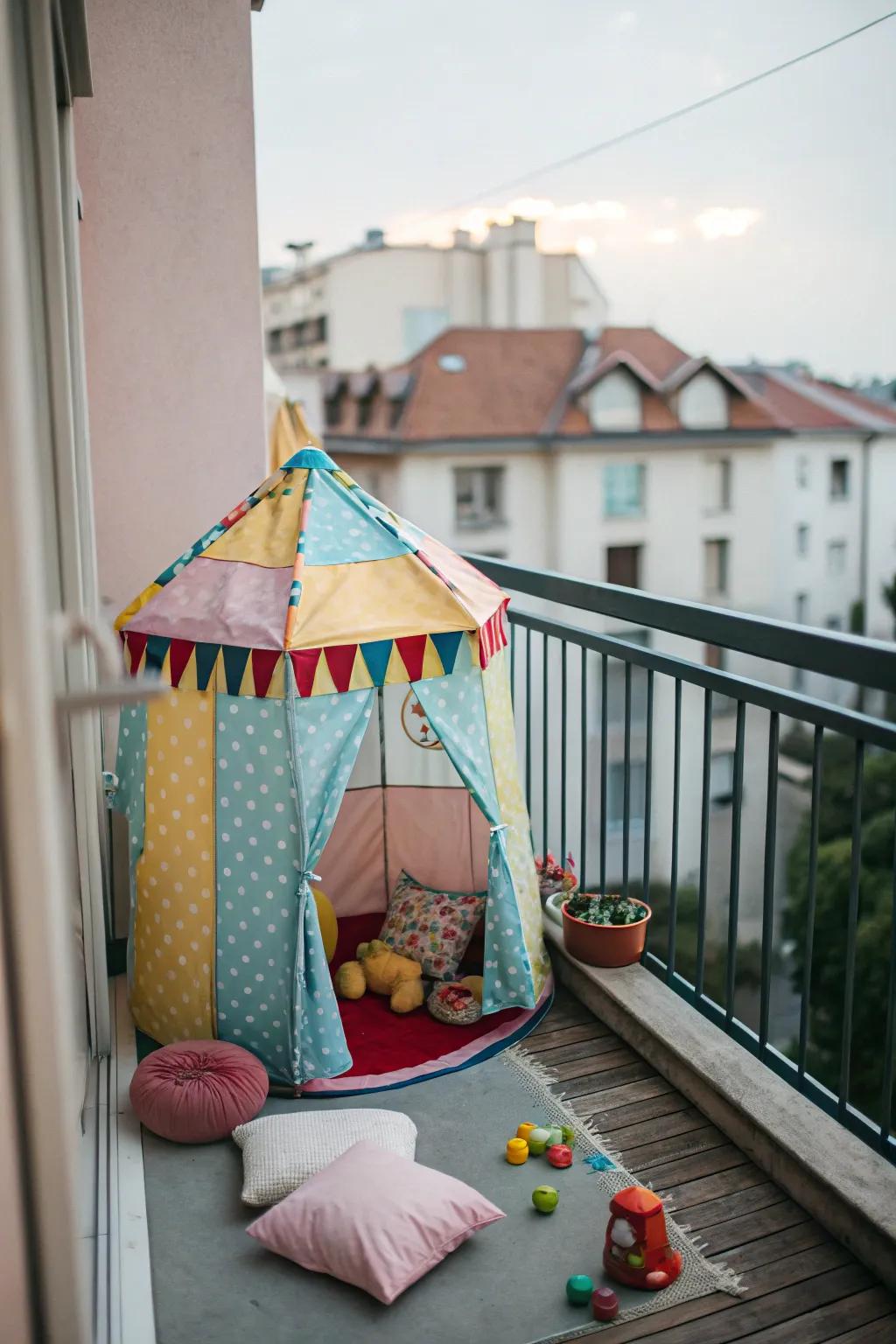 A lively play tent turns the balcony into a captivating hideaway for youngsters.