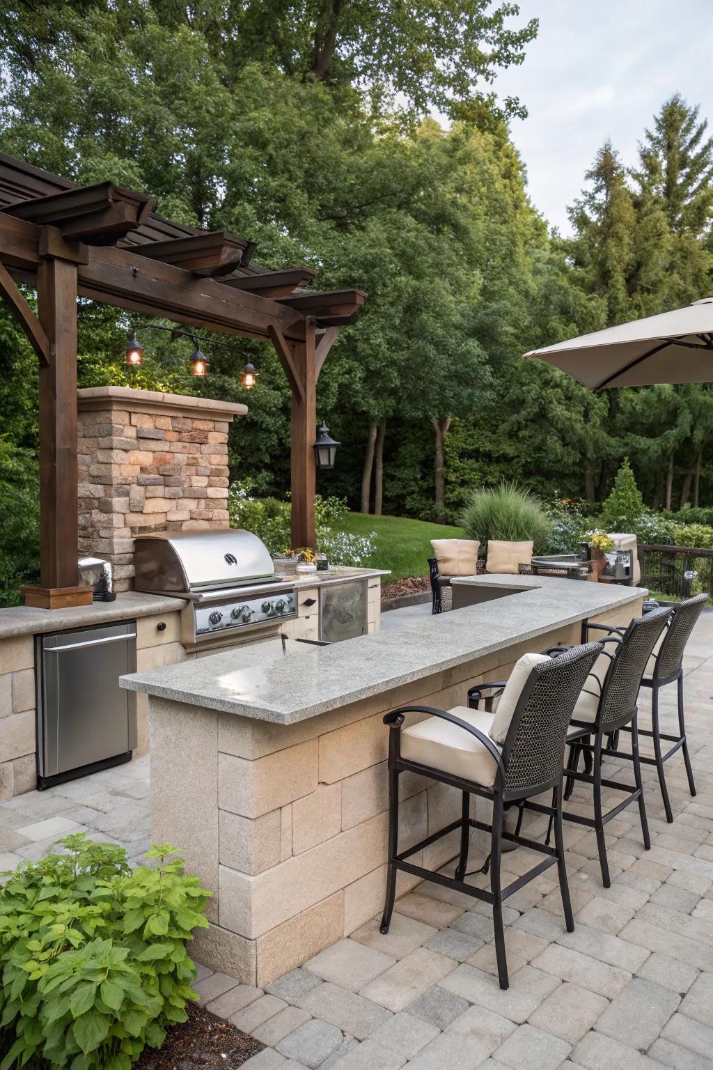 An attractive L-shaped outdoor kitchen bar nestled in lush greenery.