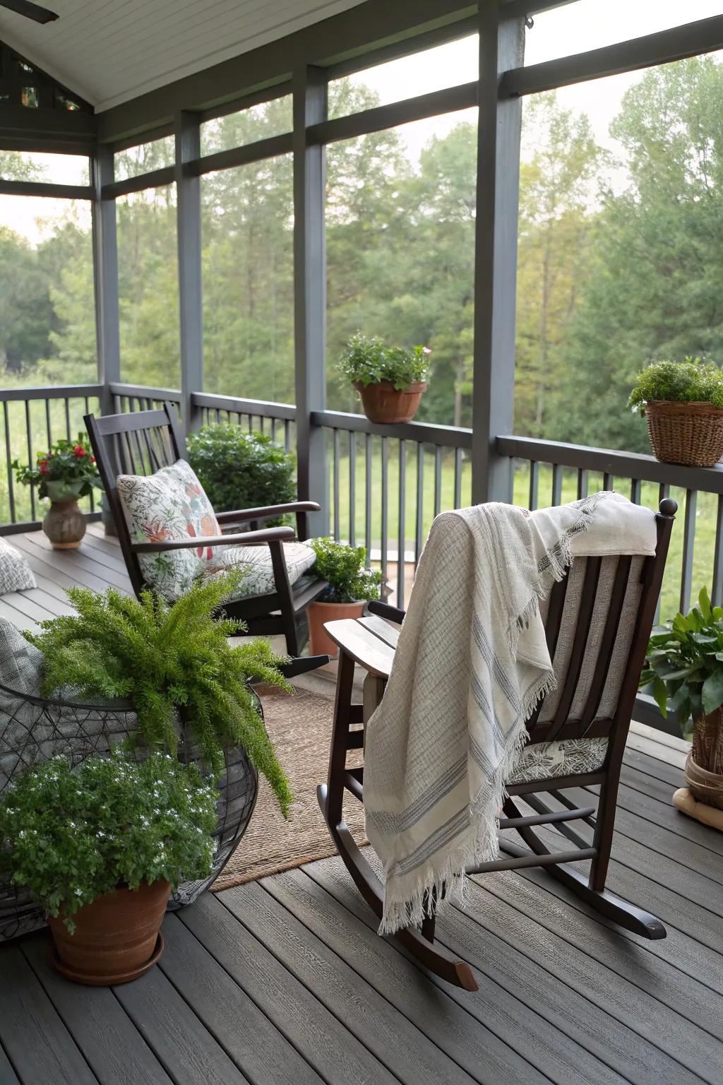 A design of timeless leisure for your screened-in veranda.