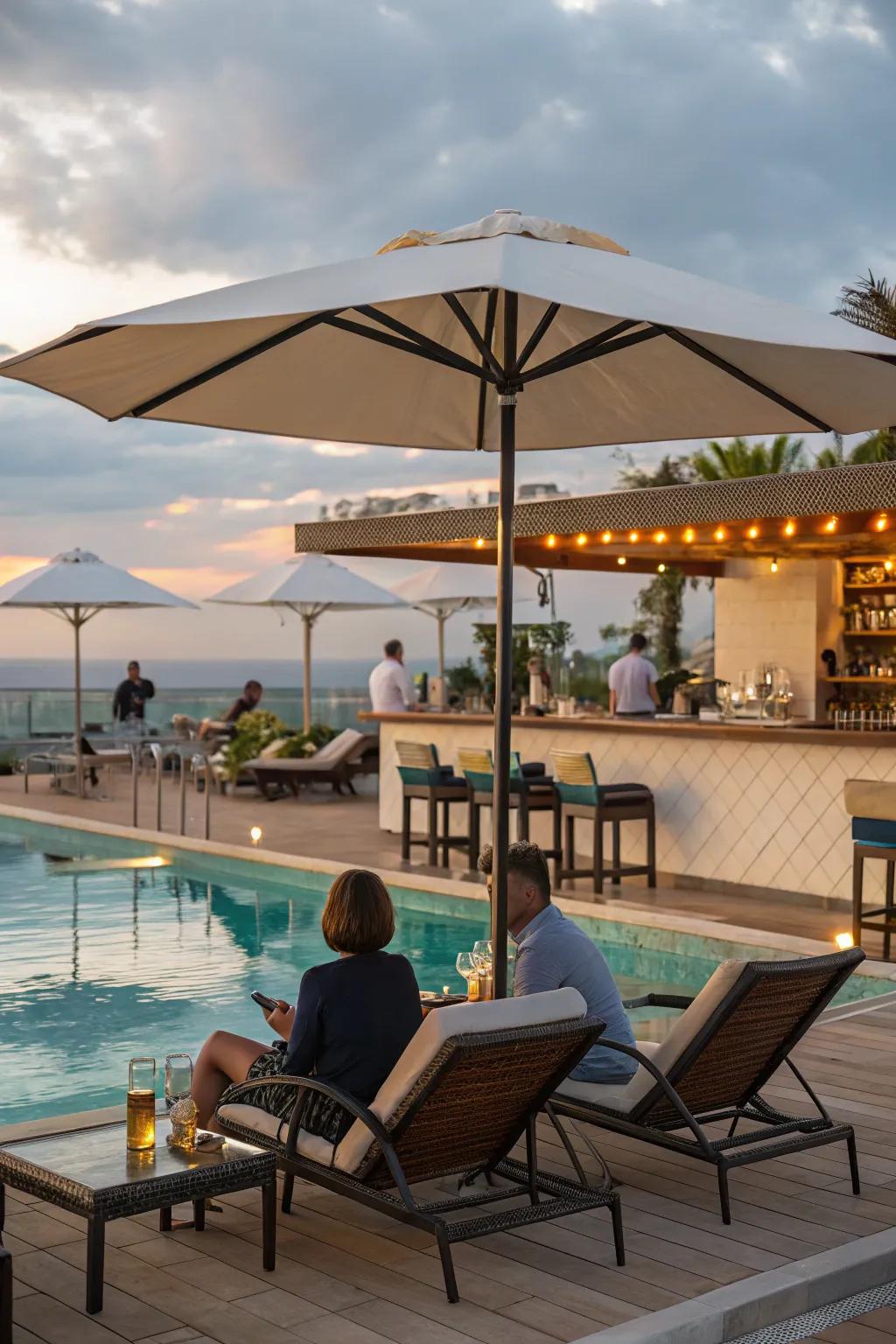 A poolside bar arrangement optimized for unwinding.