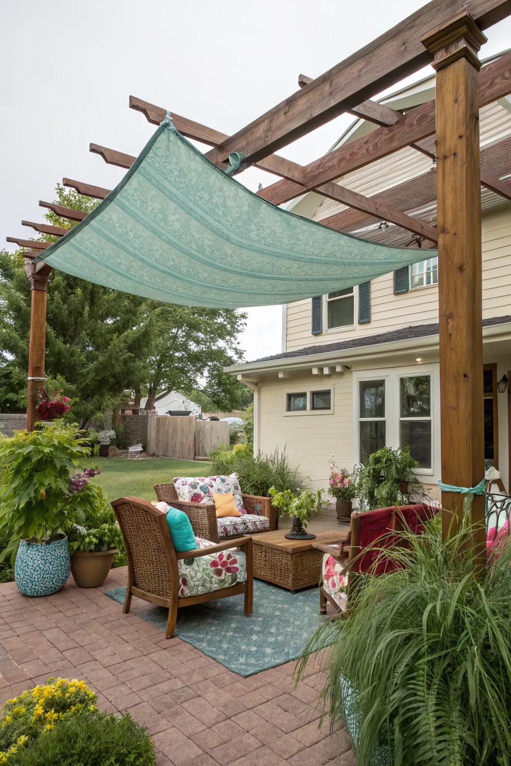 A do-it-yourself fabric sunscreen appends pigment and sun defense to your arbor.