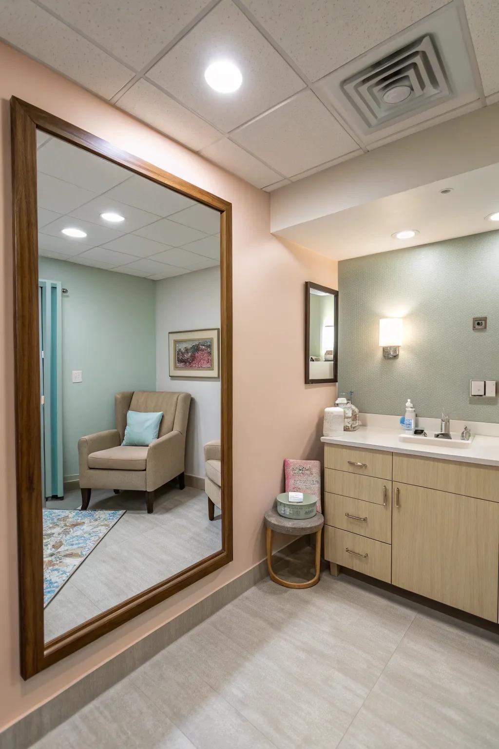 A full-length reflector enhances space perception and practicality.