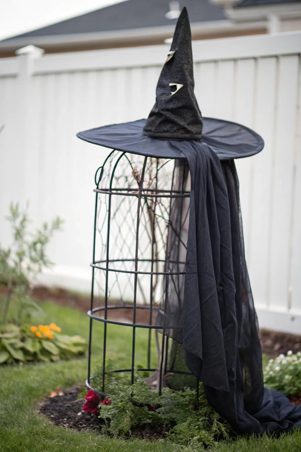 A bewitching topper stand that's simplistic yet stunning.