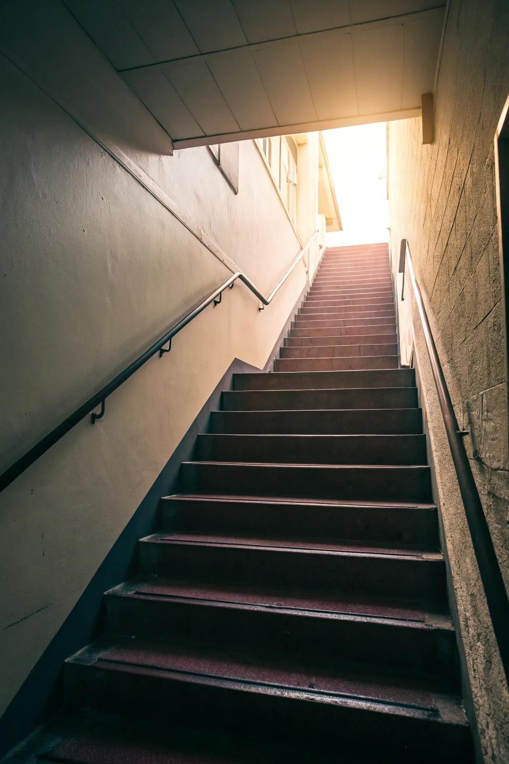 Draw the eye upwards with shifted steps.