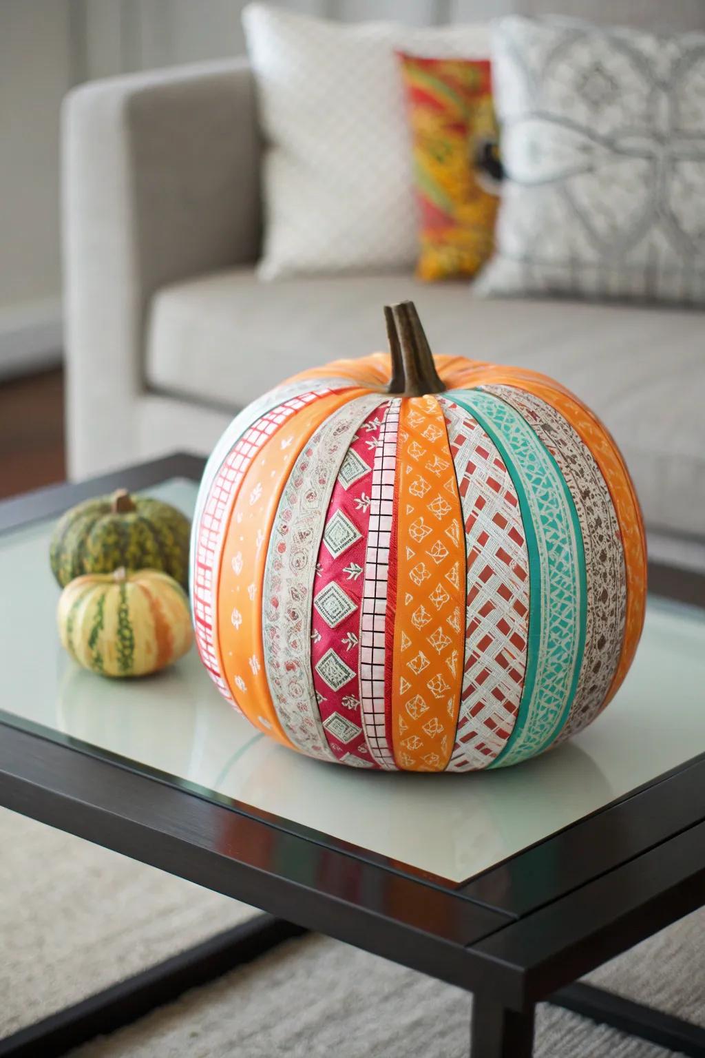 Adhesive paper converts ordinary gourds into extraordinary artistic pieces.