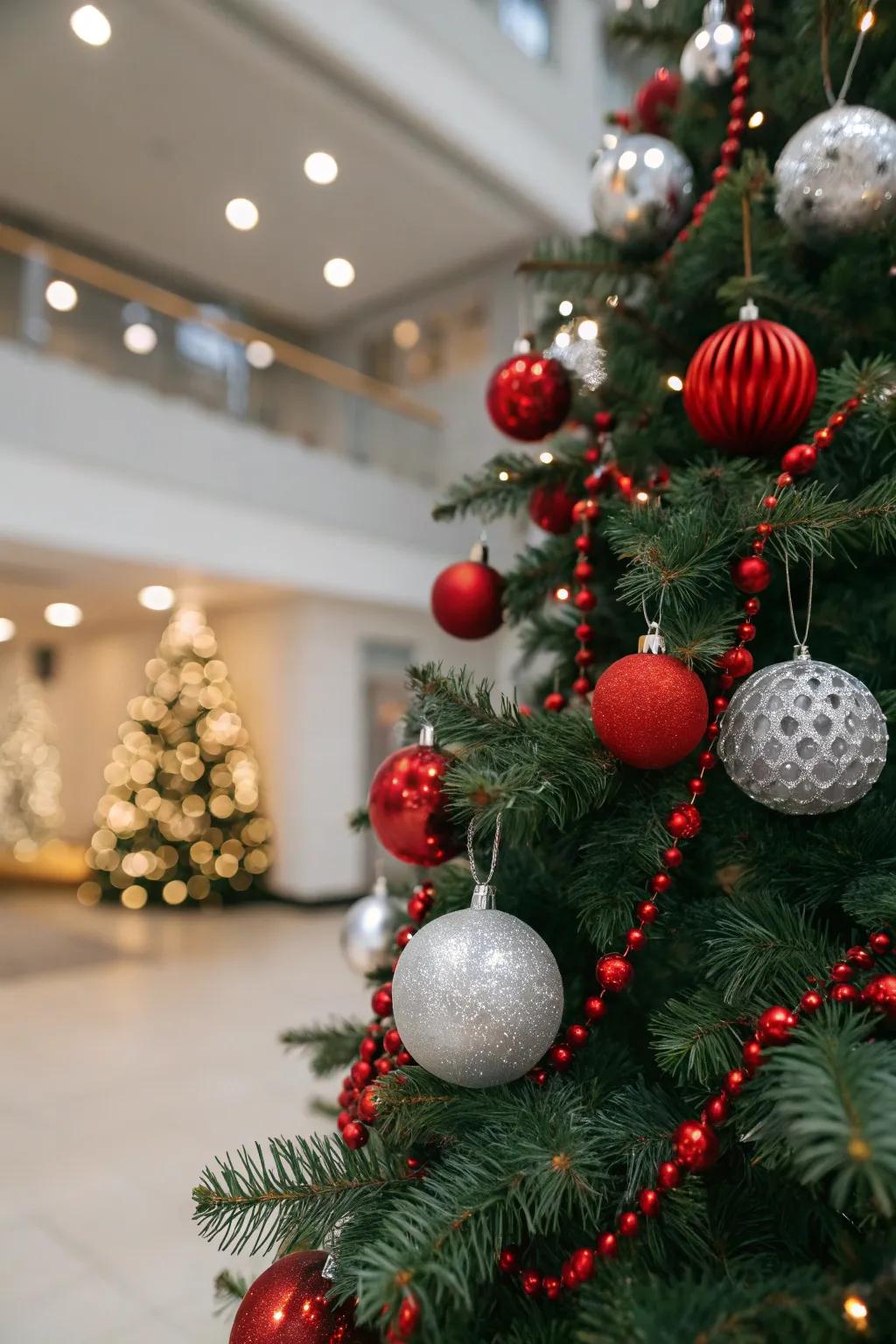 Streamlined Christmas tree featuring scarlet and argent decors