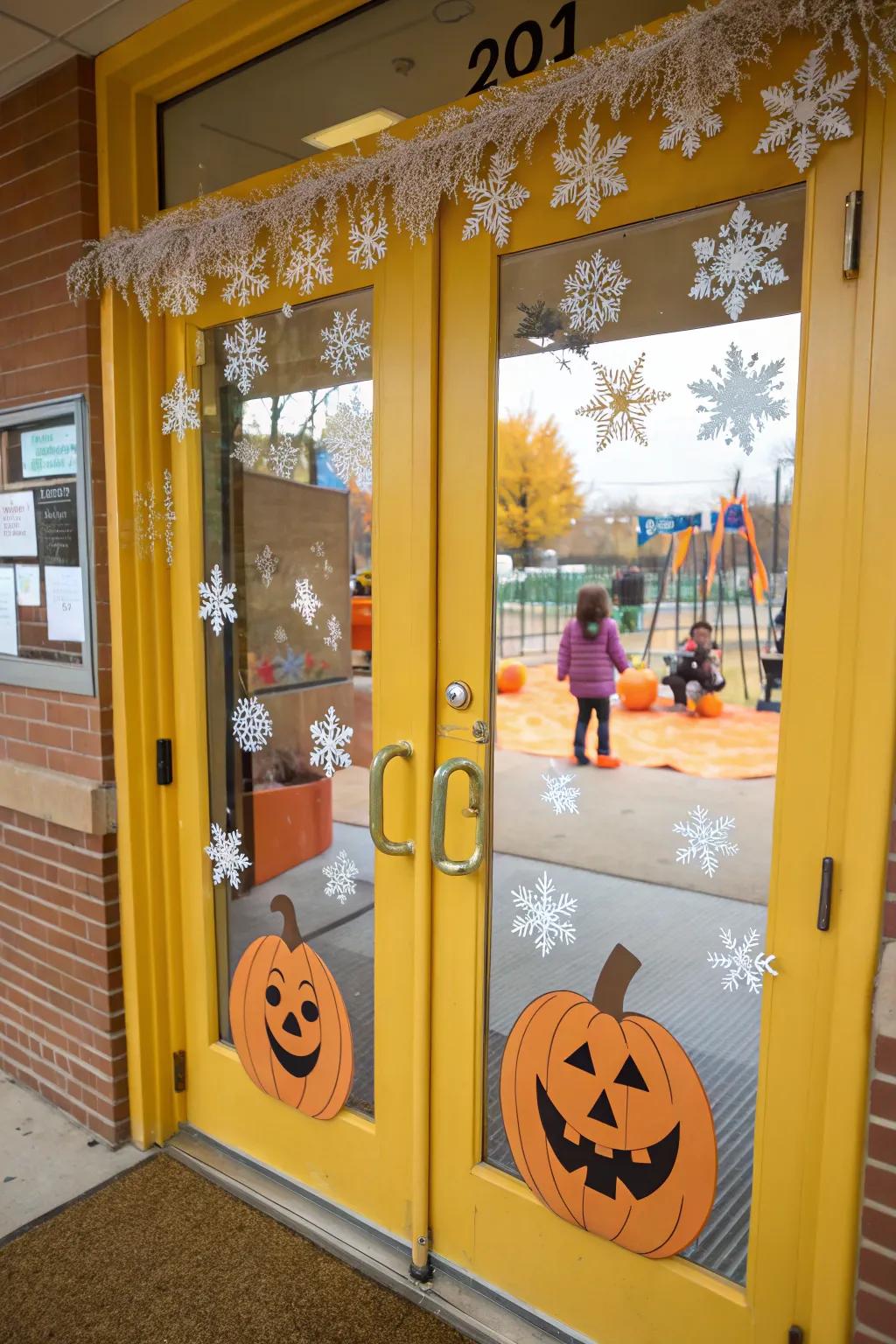 A kindergarten portal with seasonal adornments like cucurbits and snowflakes.