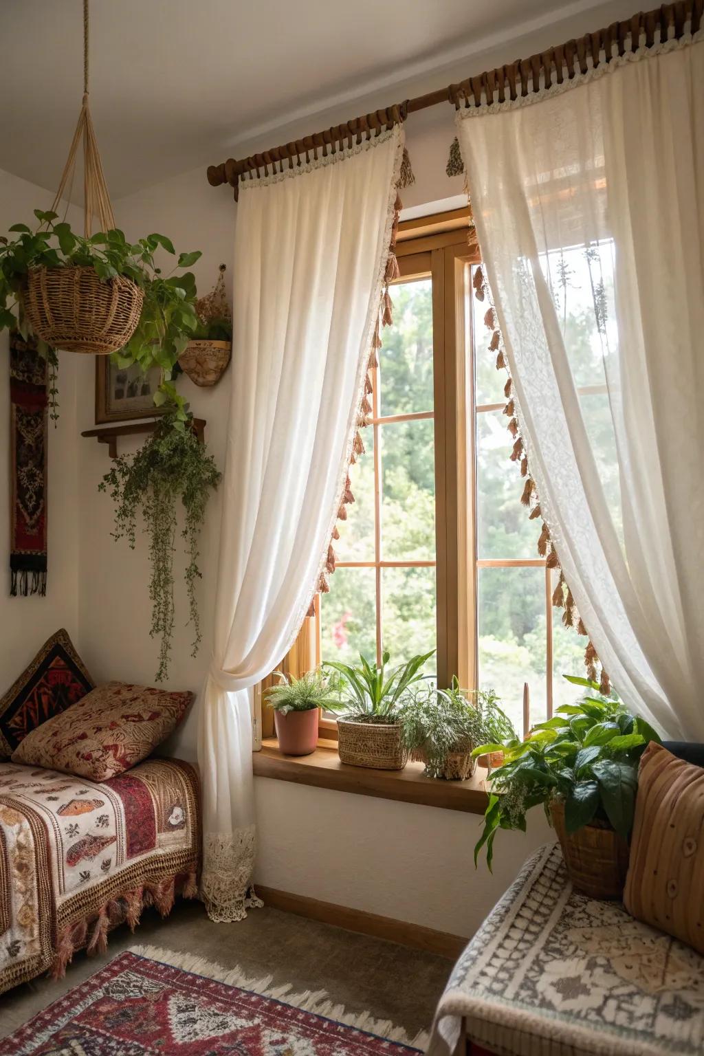 A window exhibiting an accent-trimmed valance within a bohemian guest chamber.