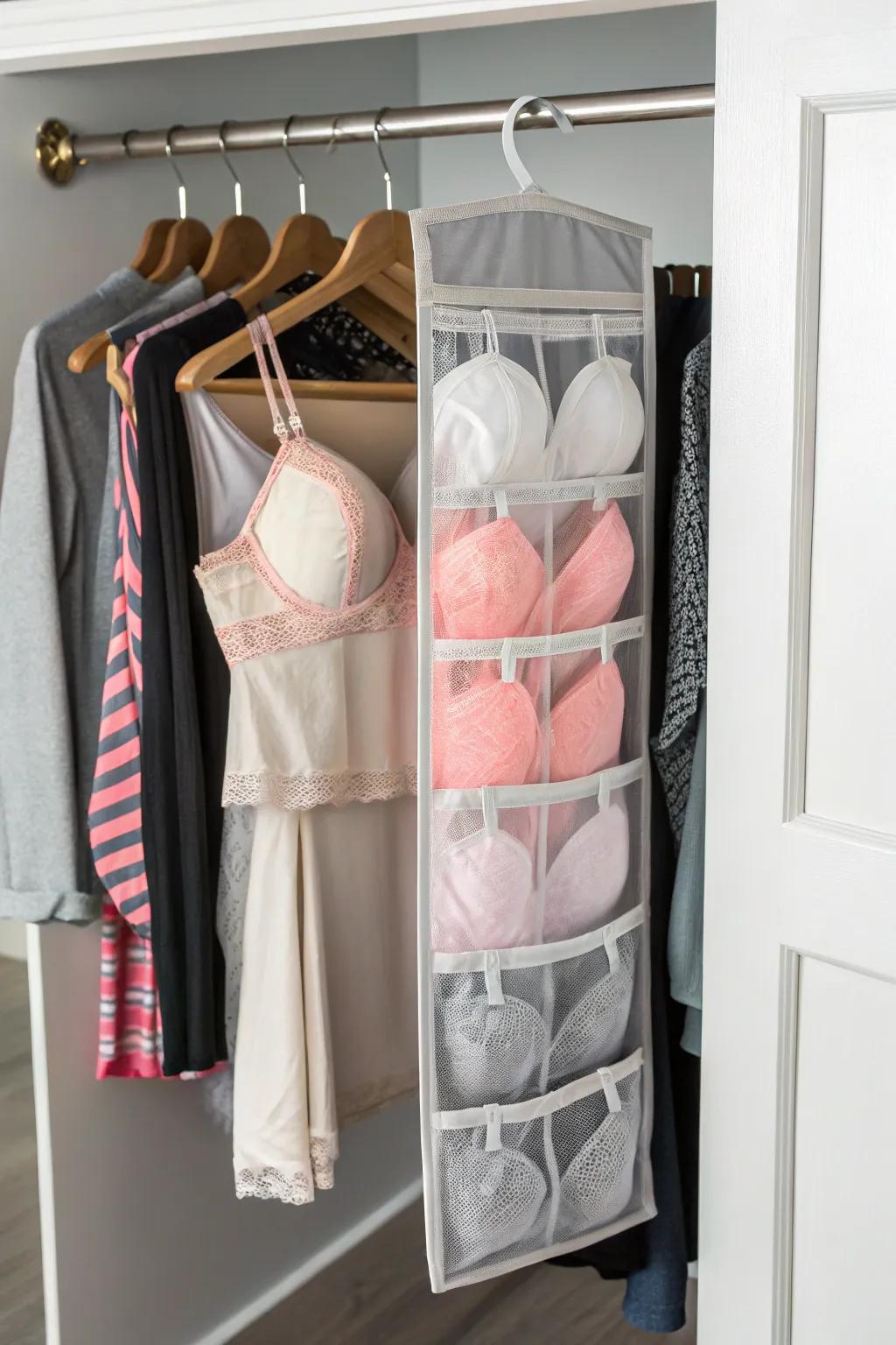 Sustain the order of your undergarments through translucent suspension pockets.