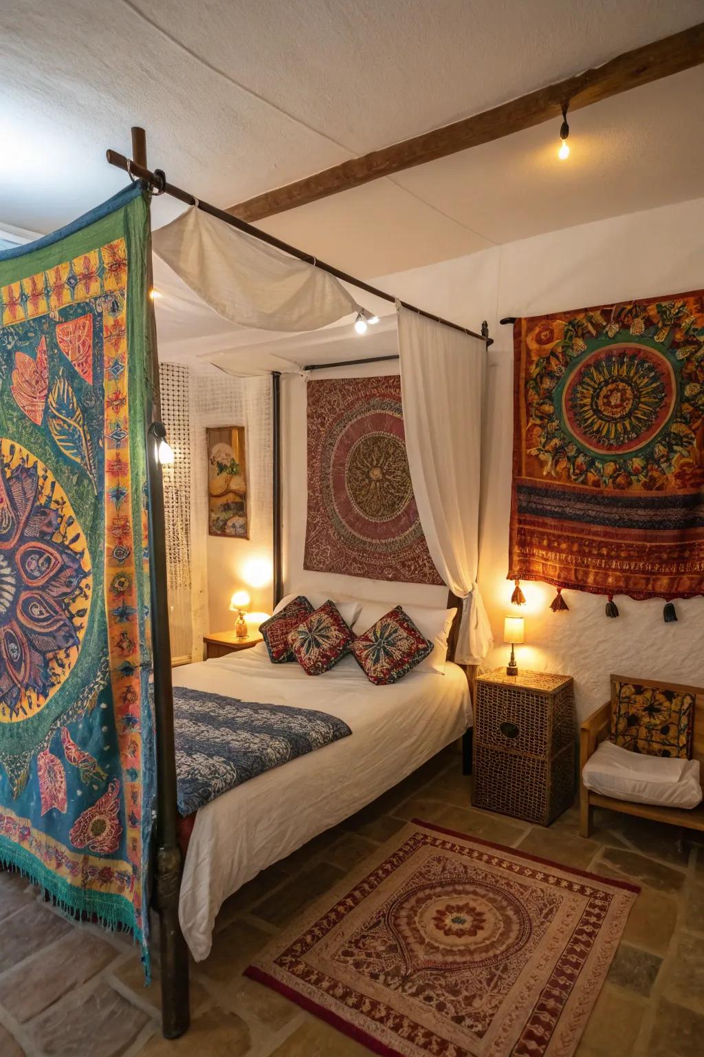 Tapestries as a four-poster introduce a personal bohemian impression.