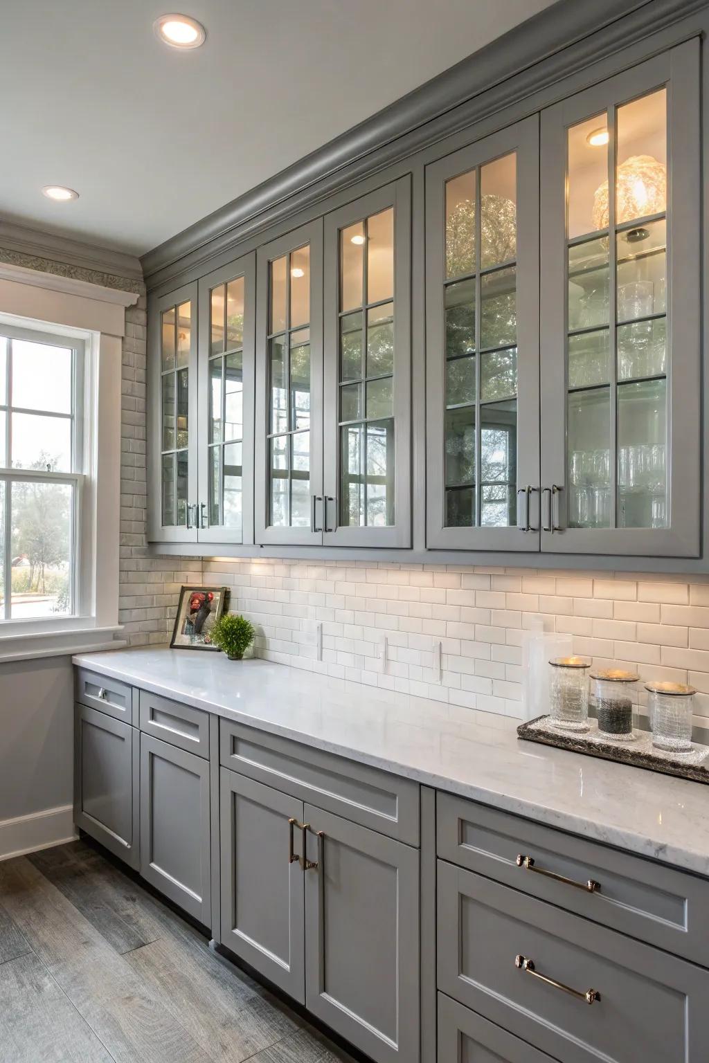 Vitreous components add elegance and openness to a grey kitchen.