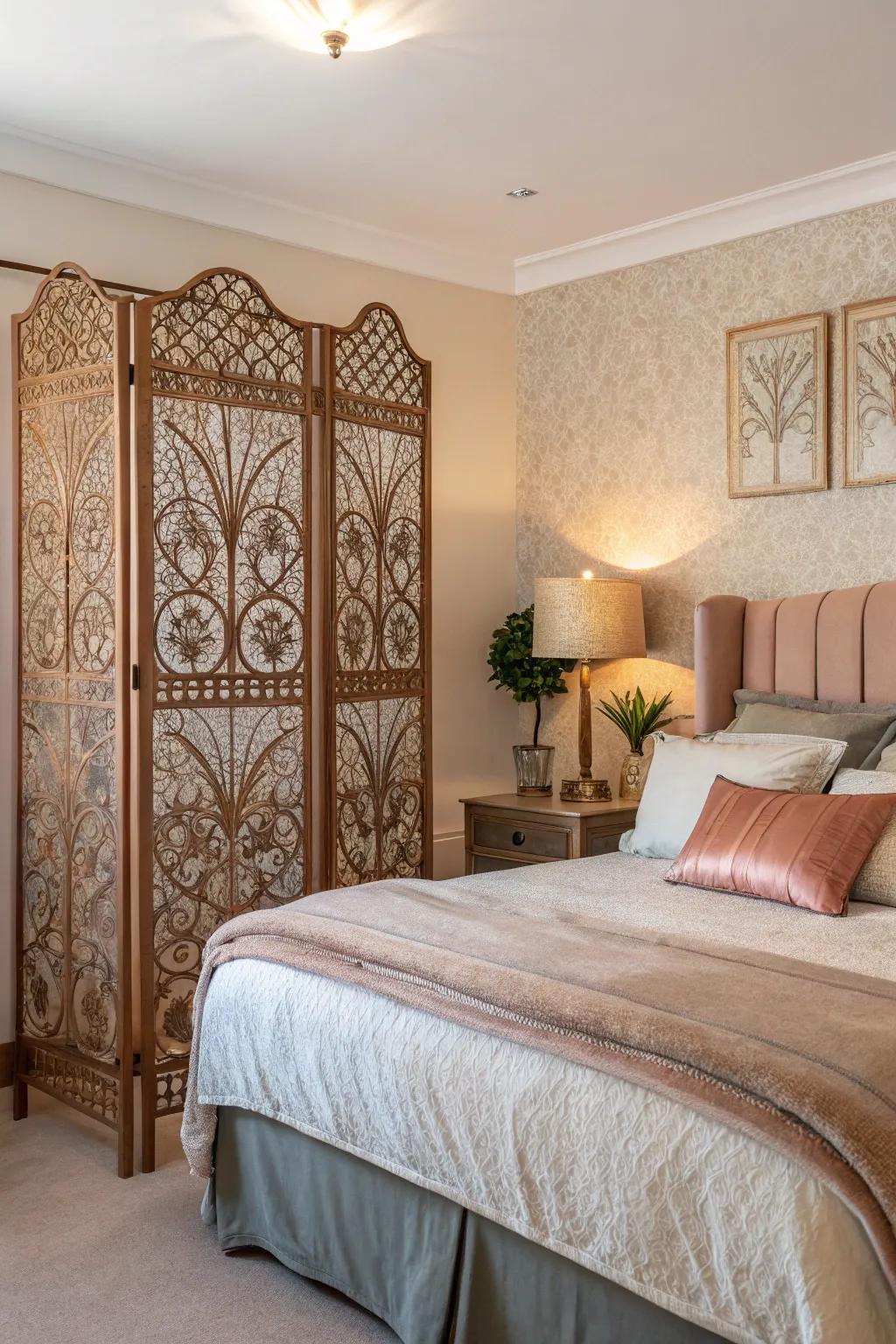 A vintage screen touched by rose gold, bestowing character upon the space.