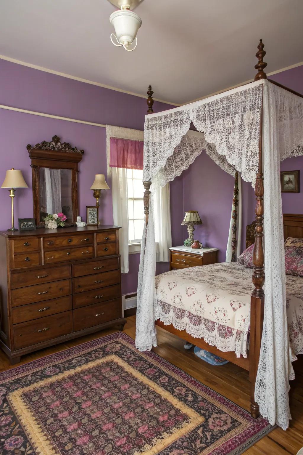 Vintage elements create a cozy atmosphere with purple walls.