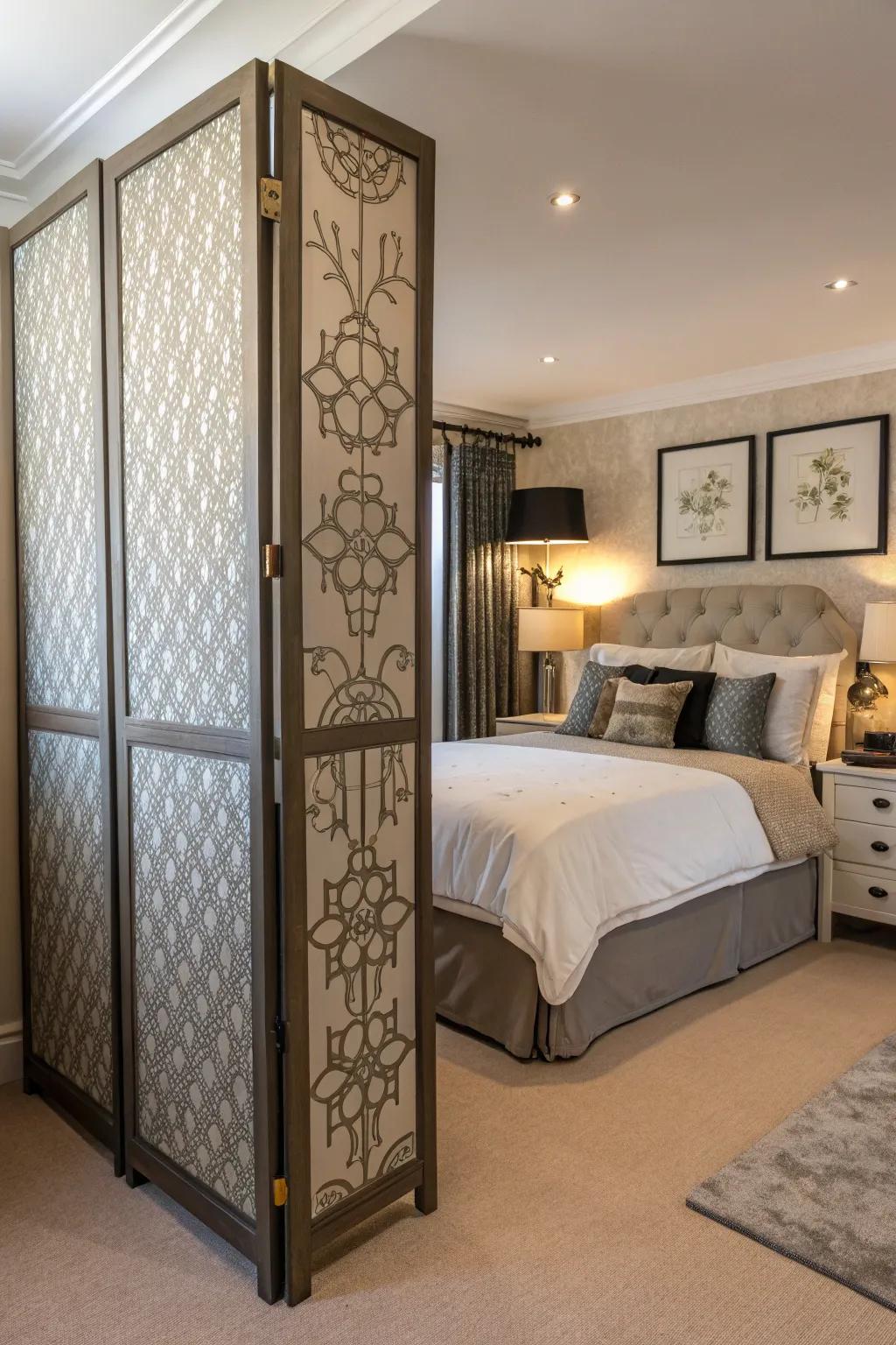 Separating screens facilitate fluid departmentalization.