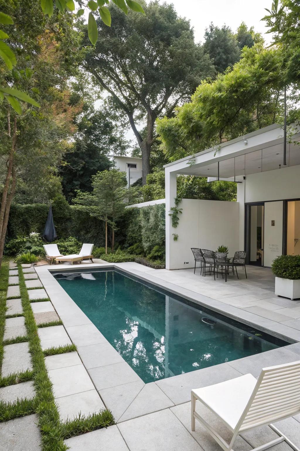 A symmetrical pool that distinguishes itself with its contemporary design.