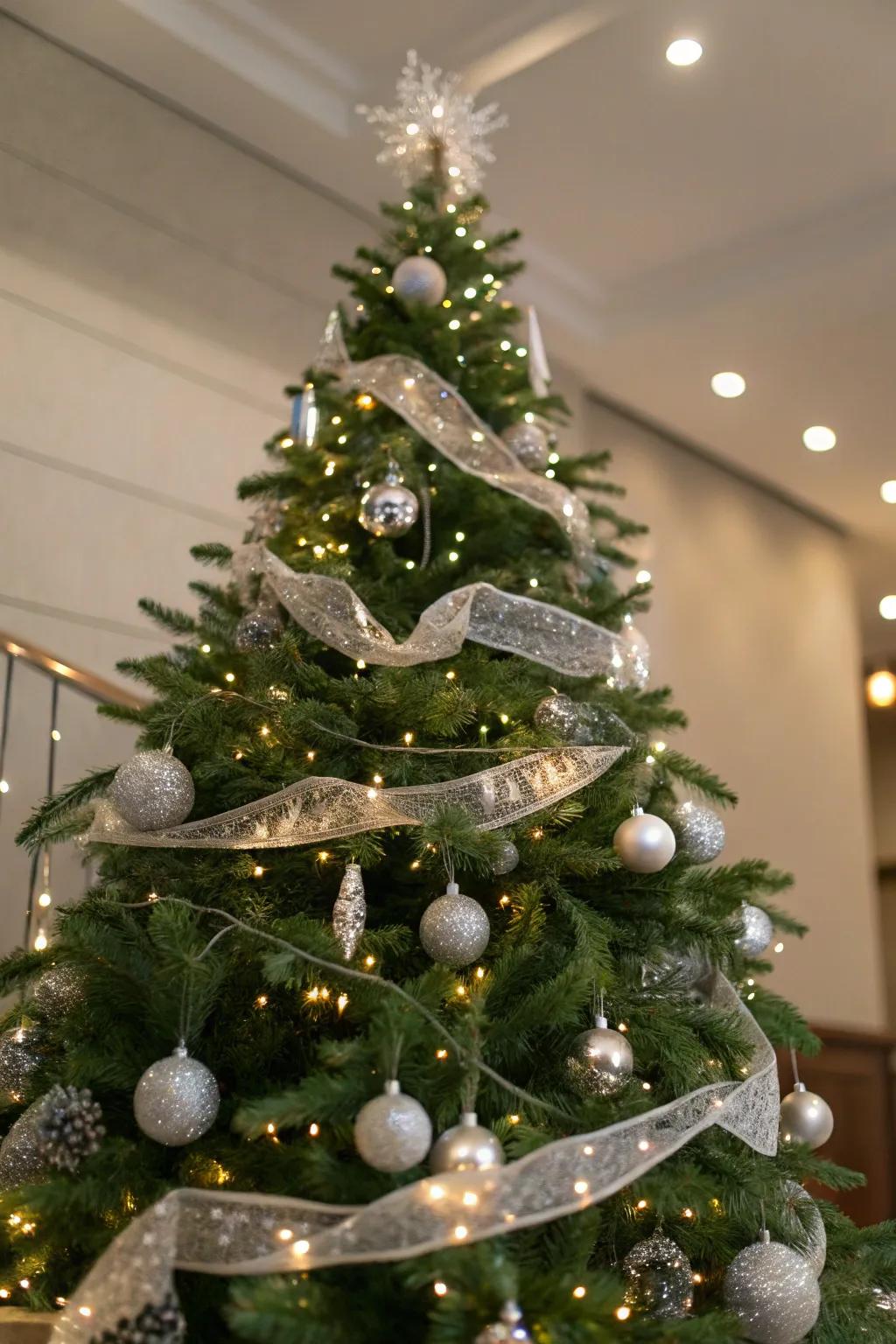 Silver garland gives a harmonious and luminous look.