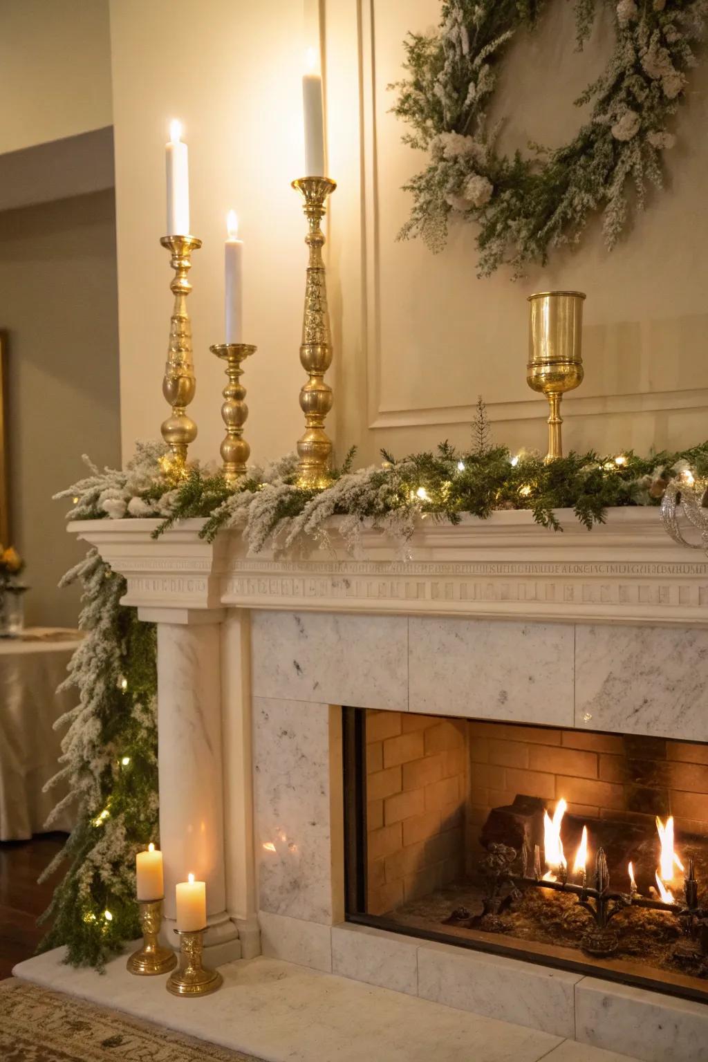 Gilded highlights impart a sophisticated sheen to your pristine Christmas décor.