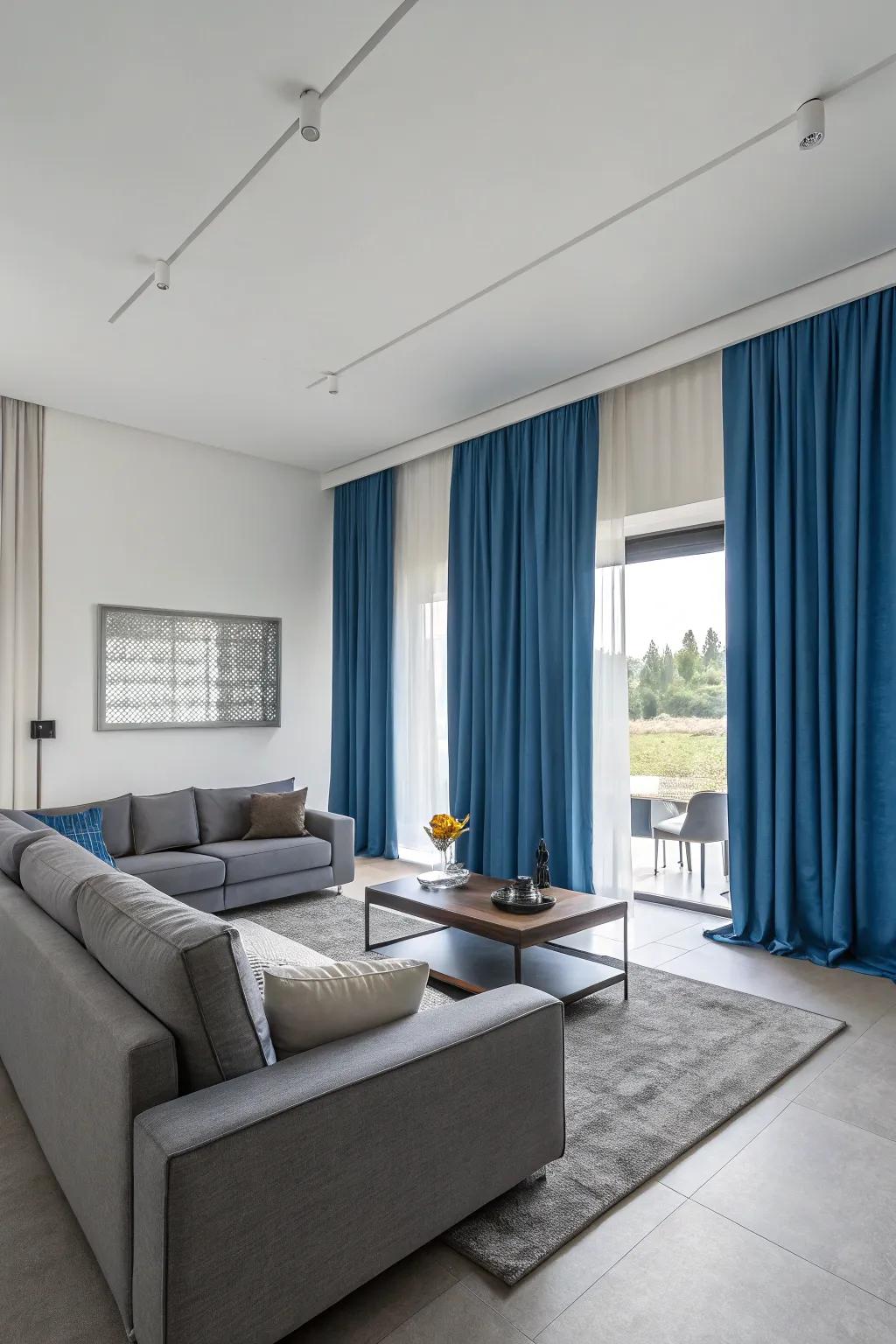 Azure window coverings and granite furnishings compose a modern, harmonious residing space showcasing a balanced chromatic scheme.