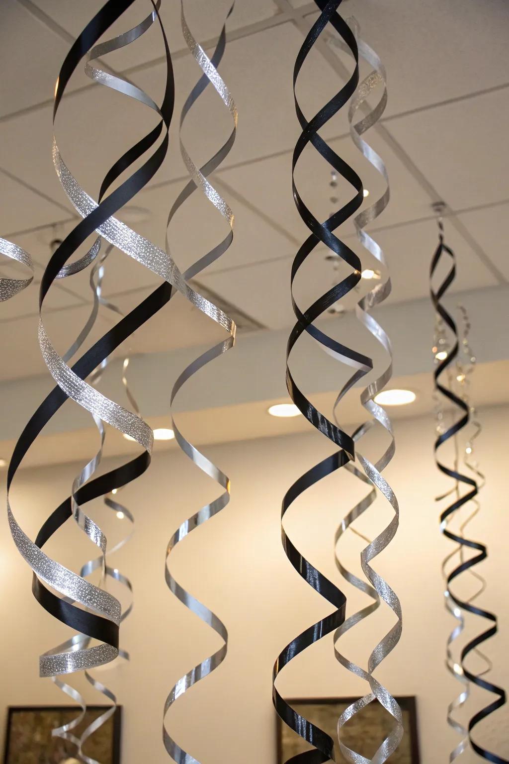 Glistening noir and argent streamers generate a festive ambiance.