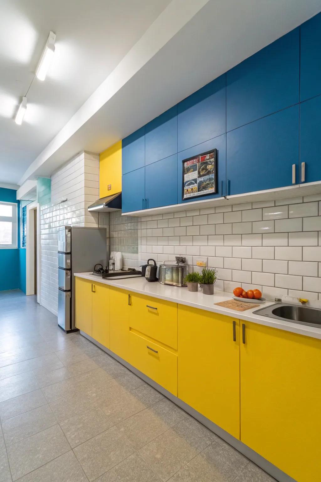 Dual-toned walls deliver a striking and fashionable assertion in this kitchen.