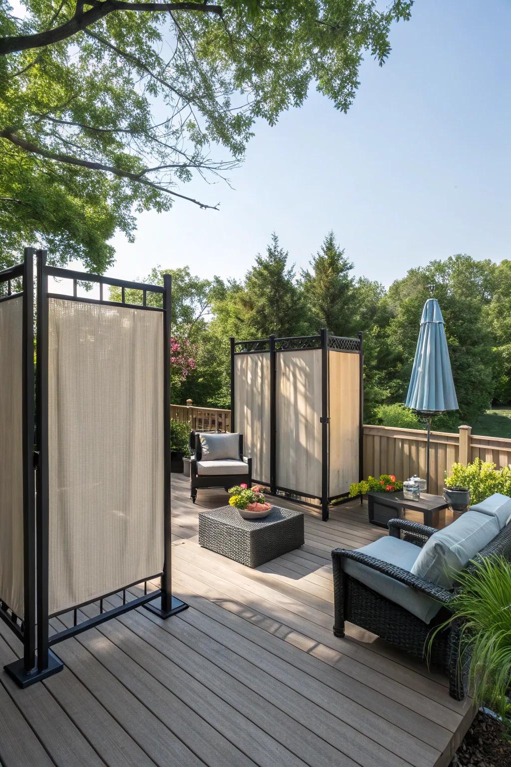 Versatile seclusion screens for adaptable outdoor settings.