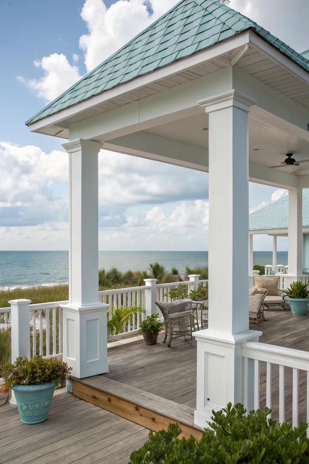 Whitewashed square columns make a relaxing coastal atmosphere.