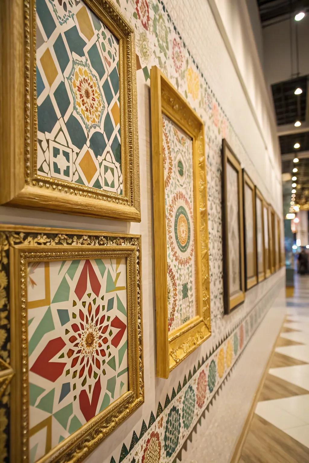 Accents boost wall pattern beauty.